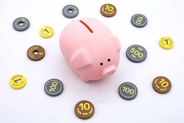 写真素材：おもちゃのお金と貯金箱