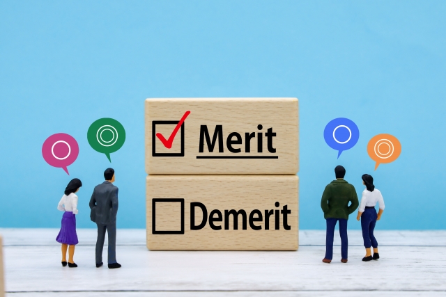 写真素材：メリットとデメリットを評価する人々