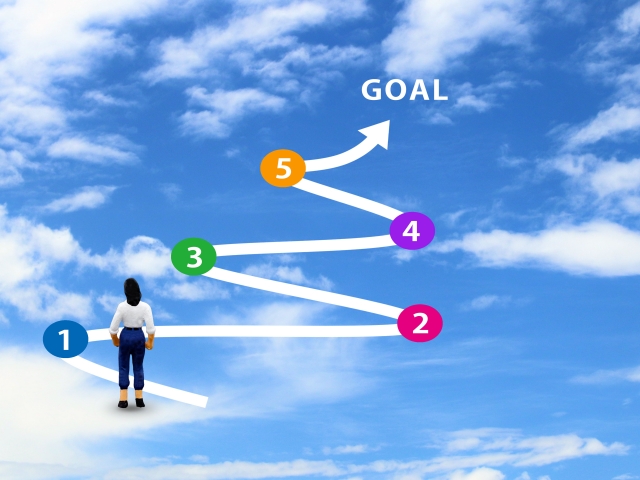 写真素材：ゴールへの道のりを確認する女性